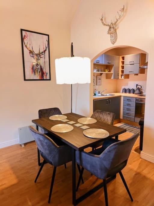Cosy Central Modern Apartment *