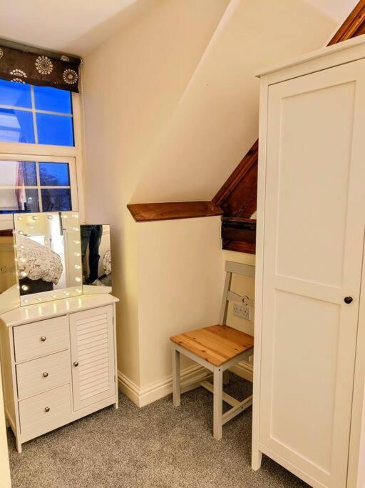 Cosy Central Modern Apartment